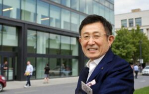 新しいビルの前で